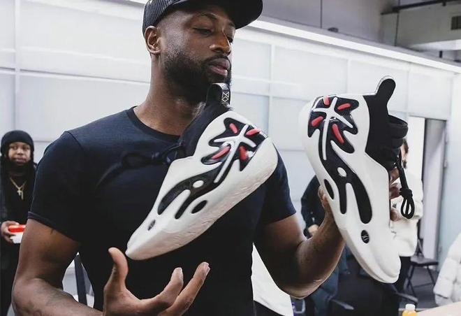 官方：帕利尼亚因转会谈判未入选球队今日比赛大名单（官方通报：因转会洽谈，帕利尼亚未进入今日比赛名单）