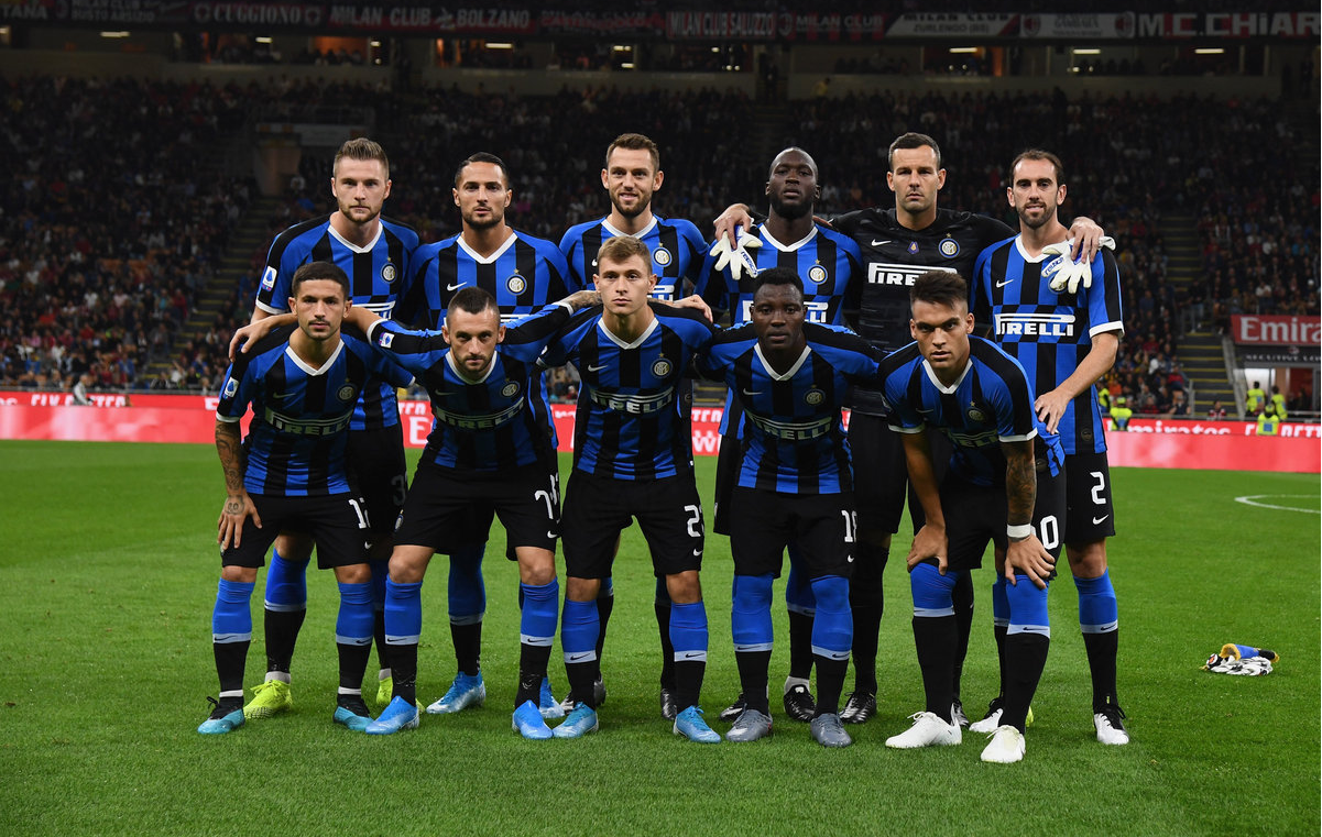 热爱皆平等，河南球迷赛前在球场外声援阿奇姆彭（热爱无界，河南球迷赛前场外力挺阿奇姆彭）