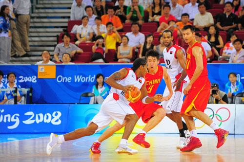 记者：上海队的防守资源有限 场上摆着的基本都是攻强守弱的球员（记者：上海队防守人手紧张，场上主力普遍攻强守弱）