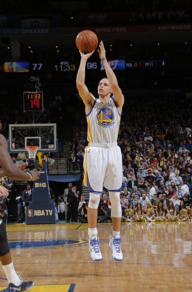 太阳队防守失误，詹姆斯持球突破脱手（太阳防守松懈，詹姆斯突破中脱手）