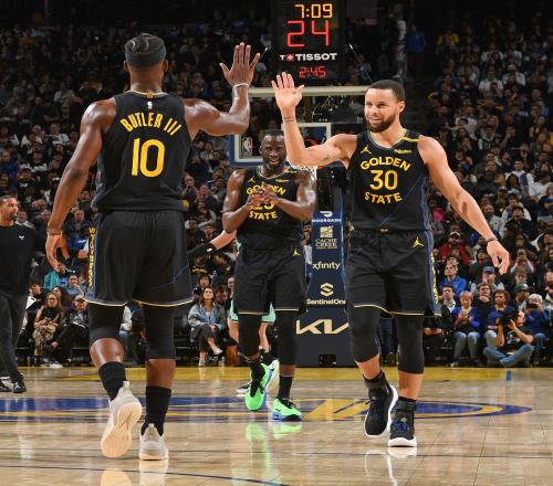 达成尤文生涯200场里程碑，洛卡特利获赠纪念球衣（洛卡特利迎来尤文生涯第200场里程碑，获赠纪念球衣）