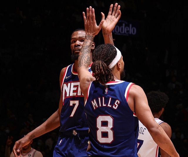 迪亚洛反击空中换手拉杆上篮，精彩瞬间引观众欢呼（迪亚洛快攻空中换手拉杆上篮命中，点燃全场欢呼）