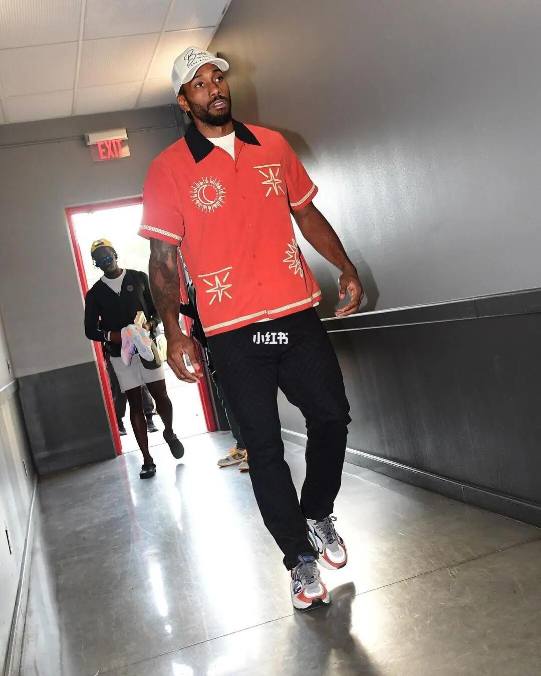 科迪罗兹对决奥巴费米争夺WWE与NXT冠军（科迪罗兹大战奥巴费米：WWE与NXT双冠之争）