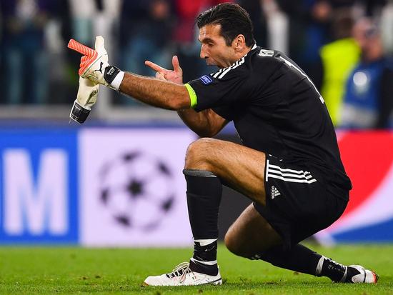 维尼修斯等人在替补席偷笑被龙赛罗怒批：到底在笑什么？（维尼修斯等人替补席窃笑惹怒龙赛罗：你们到底在笑啥？）