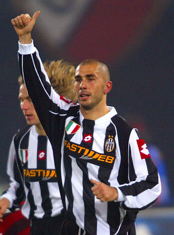 球队反超比分成功，逆转经典重演（球队完成反超，再度上演经典逆转）