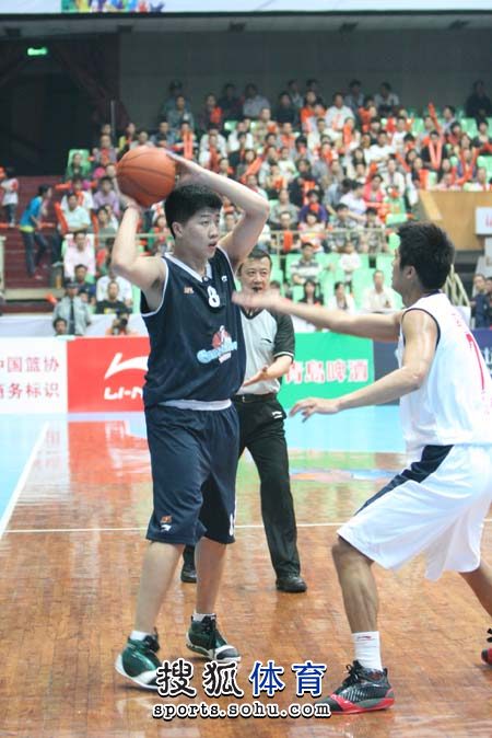 亚冠生死博弈！布里兰主场怒怼江原FC，8球神锋剑指出线（亚冠生死战！布里兰主场死磕江原FC，8球锋霸直指出线）