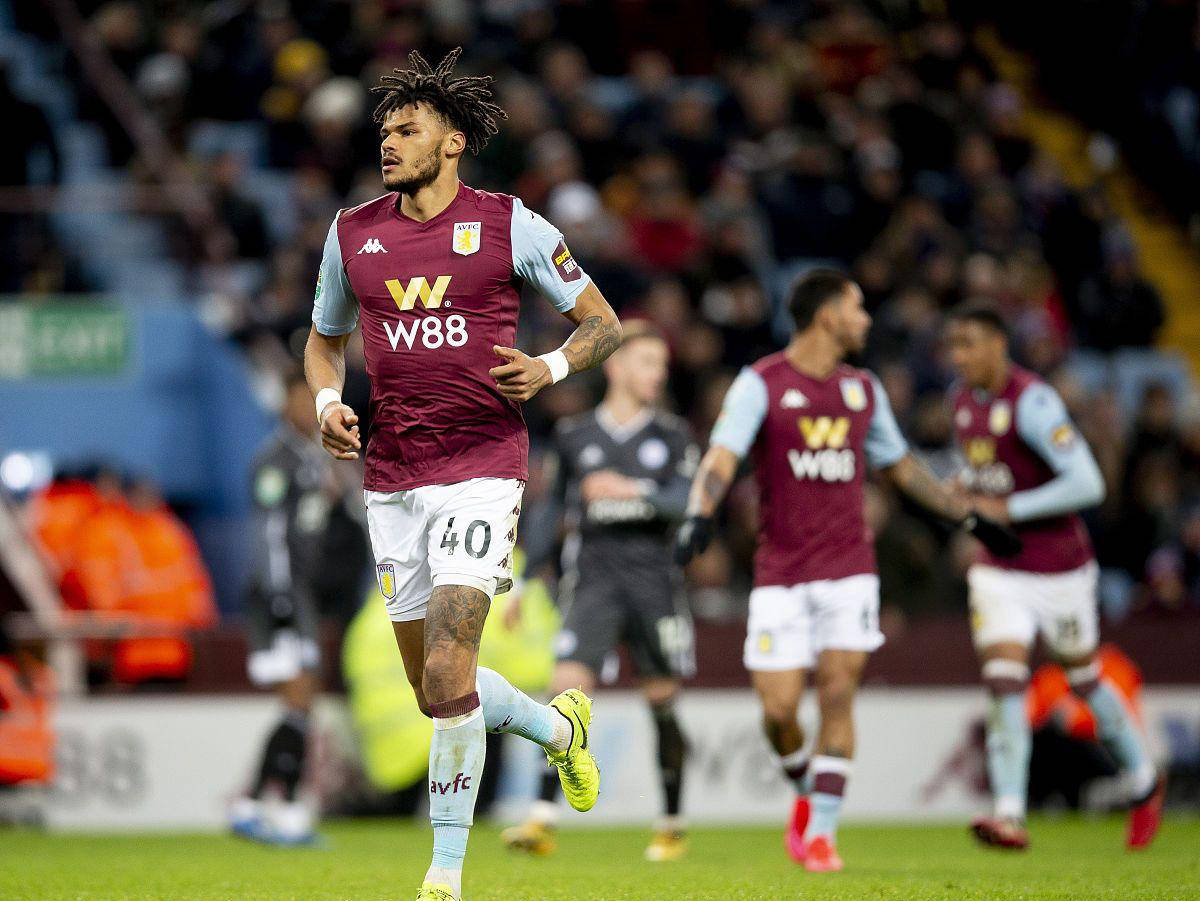 帕尔马官方：铃木彩艳成功接受手指骨折手术；据悉伤缺3个月（帕尔马通报：铃木彩艳手指骨折手术顺利，预计休战约三个月）