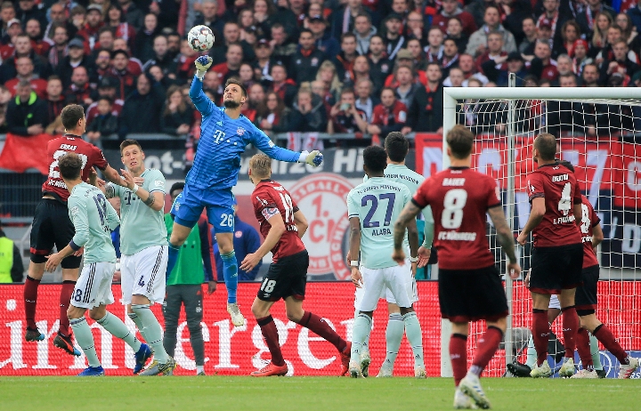 马卡：因负面争议，博阿滕在巴萨进行教练课程时遭球迷批评（马卡：争议缠身，博阿滕在巴萨教练课期间遭球迷指责）