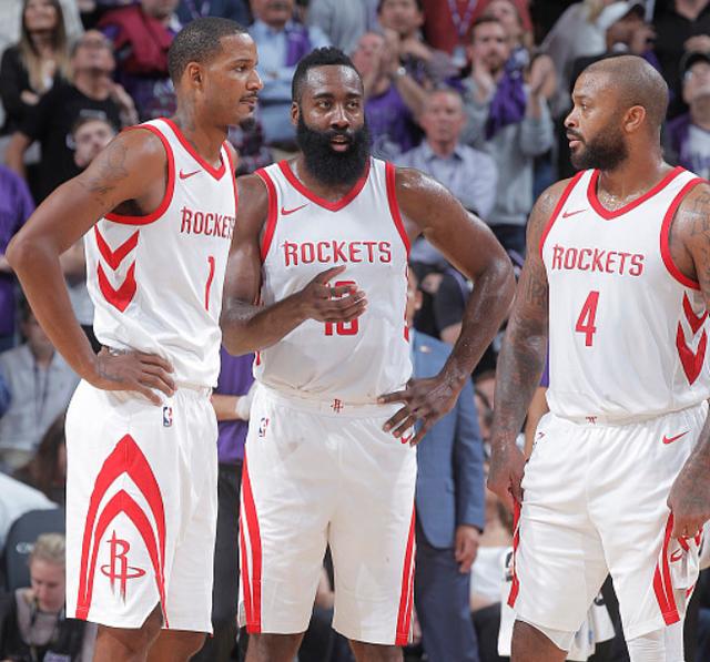 高效爆发！华盛顿第三节6中5得到12分2篮板（华盛顿第三节效率爆棚 6投5中拿下12分外加2篮板）