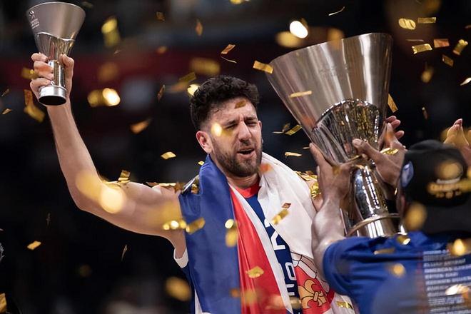 南野拓实法国杯受伤被担架抬出场，疑似遭遇重伤（法国杯南野拓实伤退，被担架抬离赛场疑似重伤）