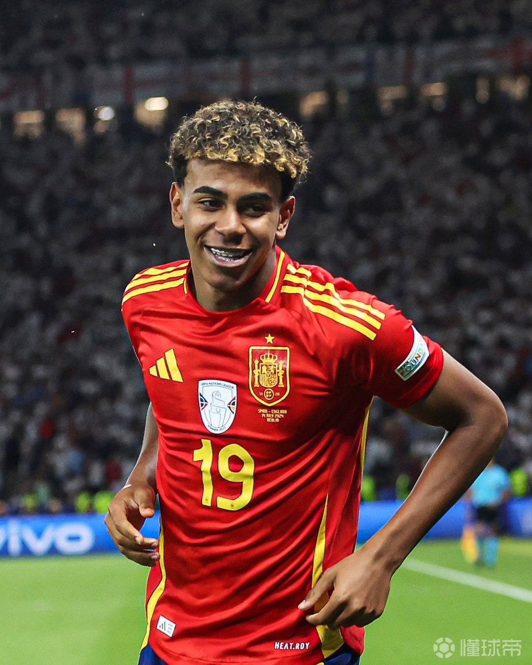 毛彪附体！四川一高校辅导员单刀面对大空门滑倒滚进球网（四川高校辅导员单刀面对空门失足，连人带球滚入球网）