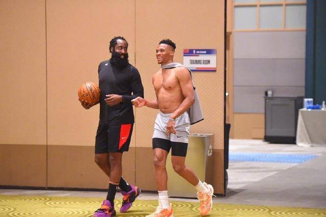 谢德篮球技艺展现，全场高效表现抢眼（谢德尽显篮球才华，全场高效发挥引人注目）