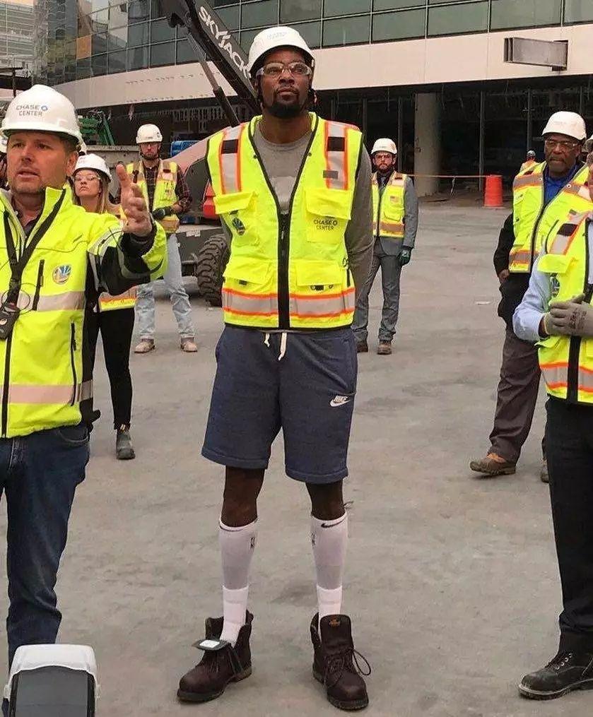 皇马欧冠客战利物浦大名单：阿诺德战旧主，贝林、姆巴佩在列（皇马欧冠客场对阵利物浦名单出炉：阿诺德对阵旧主，贝林厄姆与姆巴佩入选）