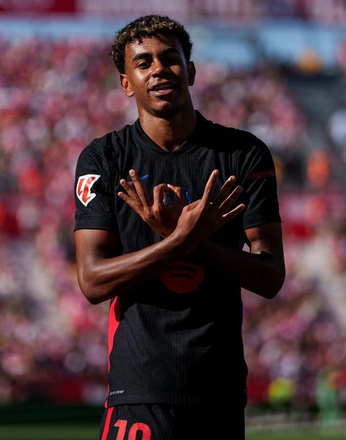 西足协前主席鲁比亚莱斯在发布会被扔鸡蛋，试图回击但被拦住（西足协前主席鲁比亚莱斯发布会上遭掷鸡蛋，欲回击被制止）