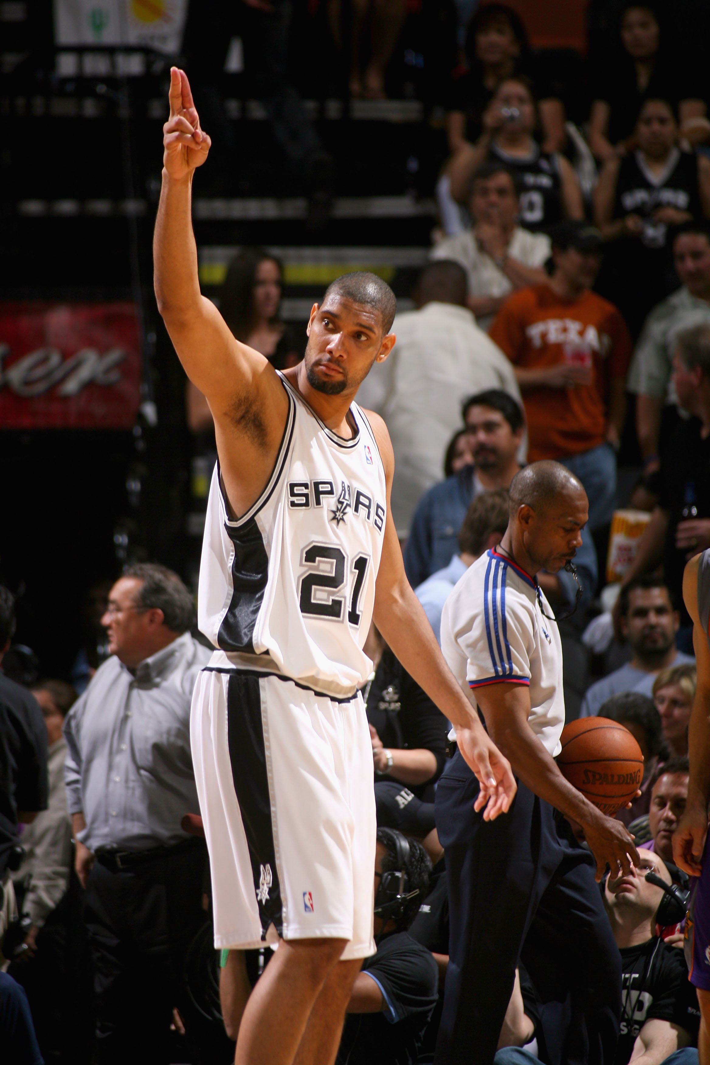 国足备战强度升级，全队深夜加练（国足备战强度加码，全员深夜加练）