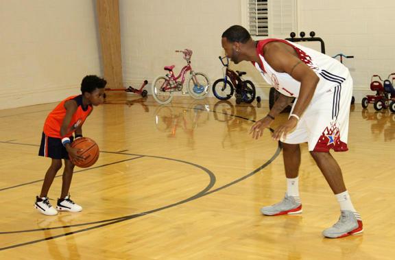 骑车危险行为引热议，功德木鱼再破碎（危险骑行引发争议，“功德木鱼”再度碎裂）