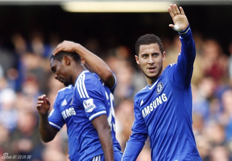 3连胜！勇士力克独行侠，赢球谁是关键？库里里程碑，浓眉伤退（勇士豪取三连胜击退独行侠：谁是致胜功臣？库里达成里程碑，浓眉因伤退场）