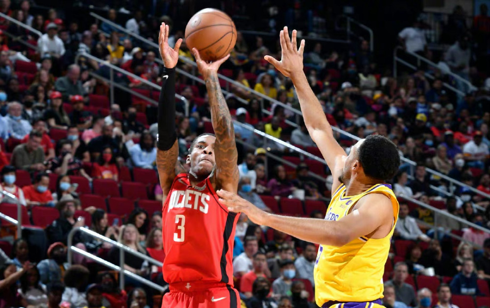 身残志坚！布基纳法索边锋2年前左眼失明，仍坚持职业足球之路（左眼两年前失明仍不言弃，布基纳法索边锋坚守职业足球梦）