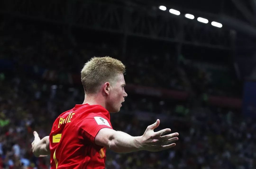 足球国足球迷自发组织万人方阵助威（国足球迷自发组建万人方阵为球队助威）