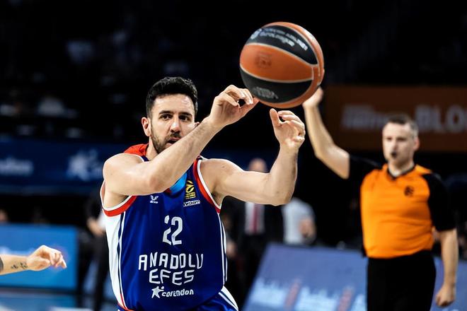 掘金VS独行侠裁判报告：漏吹约基奇打手浓眉+最后一攻传球前走步（掘金对独行侠裁判报告：约基奇打手浓眉被漏判，末攻传球前走步未吹）